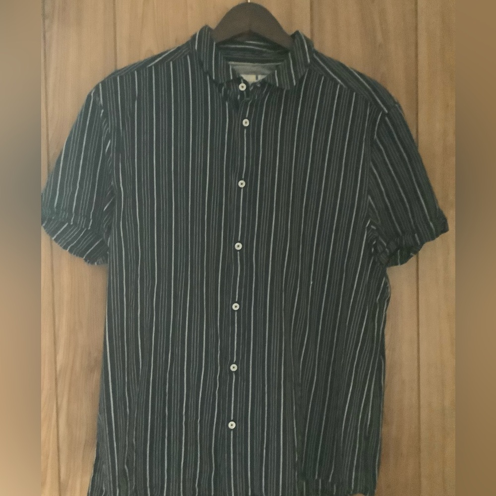 Scandinavian  Larrsson & Co Men's Navy Striped Short-Sleeve Button-Up Shirt Med